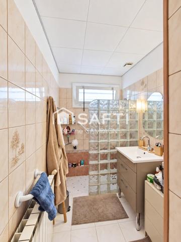 Maison avec jardin, terrasse couverte et annexes