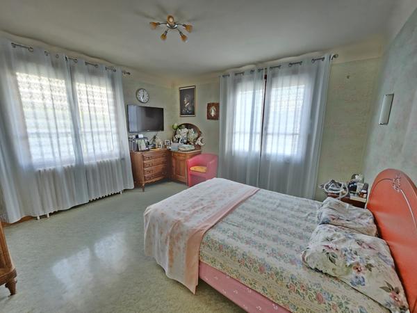 Maison
         6 pièces
        - 100 m² 400 000 € *