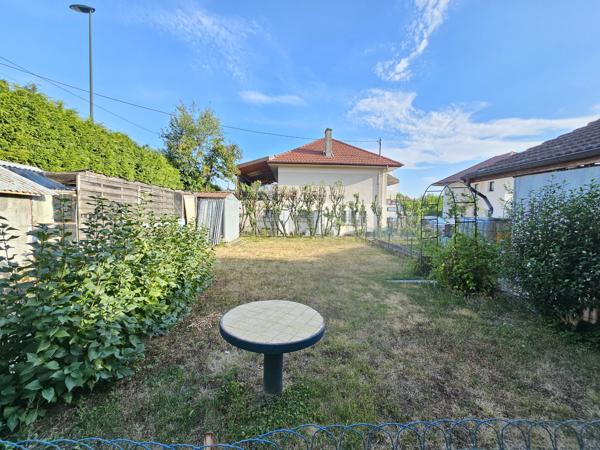 Maison
         6 pièces
        - 100 m² 400 000 € *