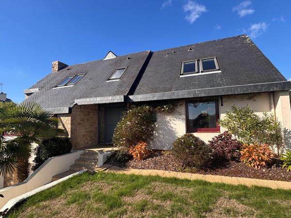Quimper Kerfeunteun. Vaste Maison D’Architecte de 175 m² avec 5 Chambres & Jardin Clos.