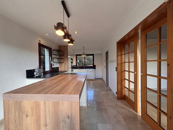 Quimper Kerfeunteun. Vaste Maison D’Architecte de 175 m² avec 5 Chambres & Jardin Clos.