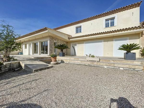 Propriété exceptionnelle avec 4 constructions, piscine, 2 entrées distinctes