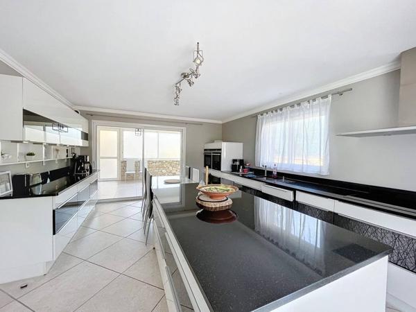 Propriété exceptionnelle avec 4 constructions, piscine, 2 entrées distinctes