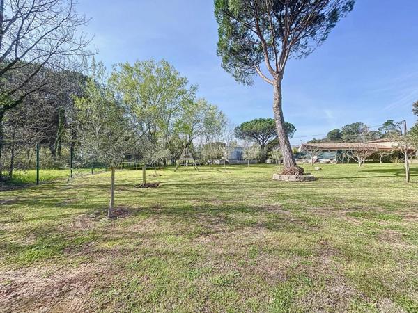 Propriété exceptionnelle avec 4 constructions, piscine, 2 entrées distinctes