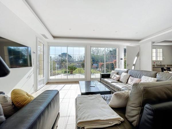 Propriété exceptionnelle avec 4 constructions, piscine, 2 entrées distinctes