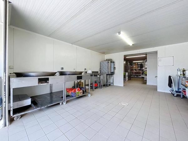 Propriété exceptionnelle avec 4 constructions, piscine, 2 entrées distinctes