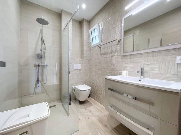 Propriété exceptionnelle avec 4 constructions, piscine, 2 entrées distinctes