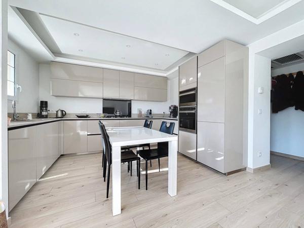 Propriété exceptionnelle avec 4 constructions, piscine, 2 entrées distinctes