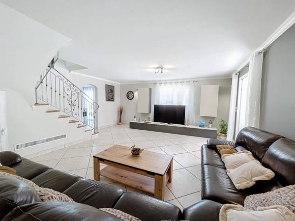 Propriété exceptionnelle avec 4 constructions, piscine, 2 entrées distinctes