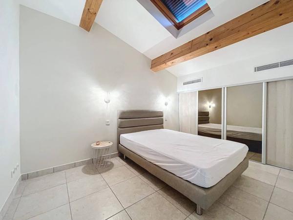 Propriété exceptionnelle avec 4 constructions, piscine, 2 entrées distinctes