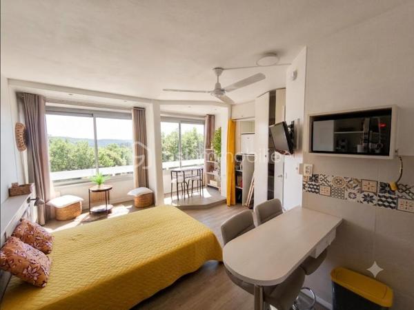 Gréoux les bains studio de 24 m² au 2e étage avec ascenseur. Celui ci  est entièrement rénové et meublé avec goût ( aussi doté d' une climatisation mobile ). il bénéficie d' une très belle vue sur la région. La résidence possède aussi un parc ombragé et de nombreuses places de parking. Faibles charges de copropriété et aucun travaux à prévoir. Studio qui peu être loué à l ' année , ou bien pour les cures. Bon rapport locatif.