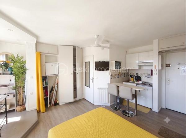 Gréoux les bains studio de 24 m² au 2e étage avec ascenseur. Celui ci  est entièrement rénové et meublé avec goût ( aussi doté d' une climatisation mobile ). il bénéficie d' une très belle vue sur la région. La résidence possède aussi un parc ombragé et de nombreuses places de parking. Faibles charges de copropriété et aucun travaux à prévoir. Studio qui peu être loué à l ' année , ou bien pour les cures. Bon rapport locatif.