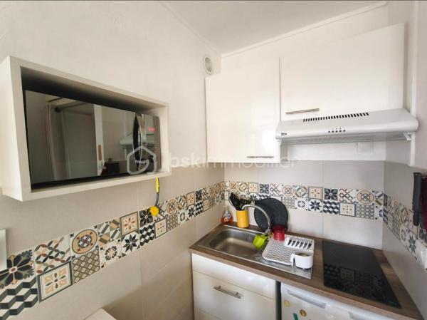 Gréoux les bains studio de 24 m² au 2e étage avec ascenseur. Celui ci  est entièrement rénové et meublé avec goût ( aussi doté d' une climatisation mobile ). il bénéficie d' une très belle vue sur la région. La résidence possède aussi un parc ombragé et de nombreuses places de parking. Faibles charges de copropriété et aucun travaux à prévoir. Studio qui peu être loué à l ' année , ou bien pour les cures. Bon rapport locatif.
