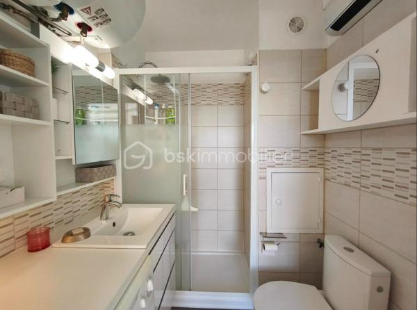 Gréoux les bains studio de 24 m² au 2e étage avec ascenseur. Celui ci  est entièrement rénové et meublé avec goût ( aussi doté d' une climatisation mobile ). il bénéficie d' une très belle vue sur la région. La résidence possède aussi un parc ombragé et de nombreuses places de parking. Faibles charges de copropriété et aucun travaux à prévoir. Studio qui peu être loué à l ' année , ou bien pour les cures. Bon rapport locatif.