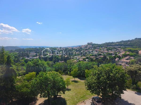 Gréoux les bains studio de 24 m² au 2e étage avec ascenseur. Celui ci  est entièrement rénové et meublé avec goût ( aussi doté d' une climatisation mobile ). il bénéficie d' une très belle vue sur la région. La résidence possède aussi un parc ombragé et de nombreuses places de parking. Faibles charges de copropriété et aucun travaux à prévoir. Studio qui peu être loué à l ' année , ou bien pour les cures. Bon rapport locatif.