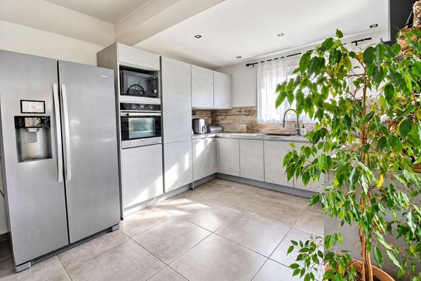 MARIGNANE - MAISON DE 101M² AVEC T2 INDÉPENDANT DE 35M2 LOUÉ, JARDIN, CUISINE D'ÉTÉ ET GARAGE !