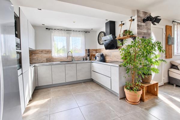 MARIGNANE - MAISON DE 101M² AVEC T2 INDÉPENDANT DE 35M2 LOUÉ, JARDIN, CUISINE D'ÉTÉ ET GARAGE !