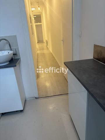 Local Commercial
         5 pièces
        - 90 m² 430 000 € *