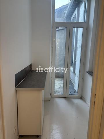 Local Commercial
         5 pièces
        - 90 m² 430 000 € *