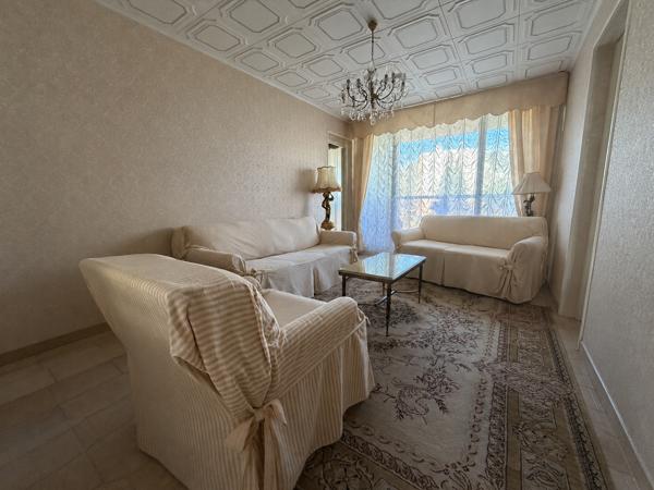 Appartement
         5 pièces
        - 81 m² 240 000 € *