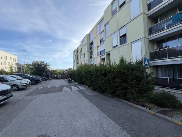 Appartement
         5 pièces
        - 81 m² 240 000 € *
