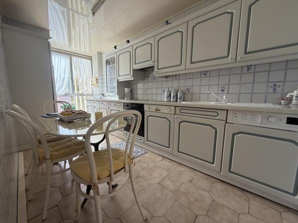 Appartement
         5 pièces
        - 81 m² 240 000 € *