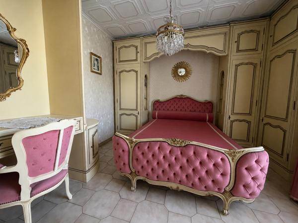 Appartement
         5 pièces
        - 81 m² 240 000 € *