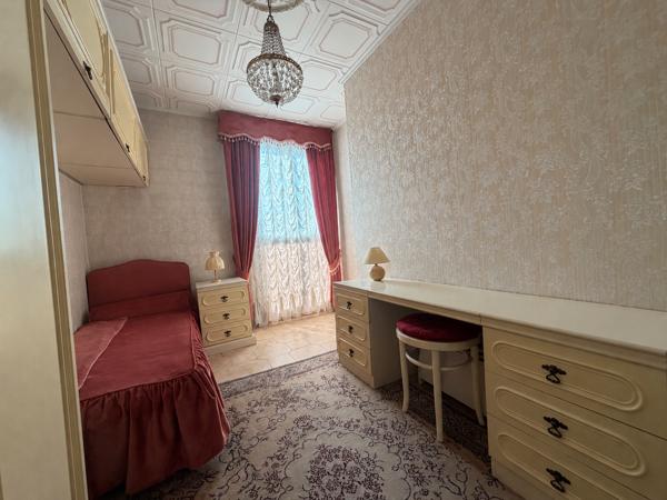Appartement
         5 pièces
        - 81 m² 240 000 € *