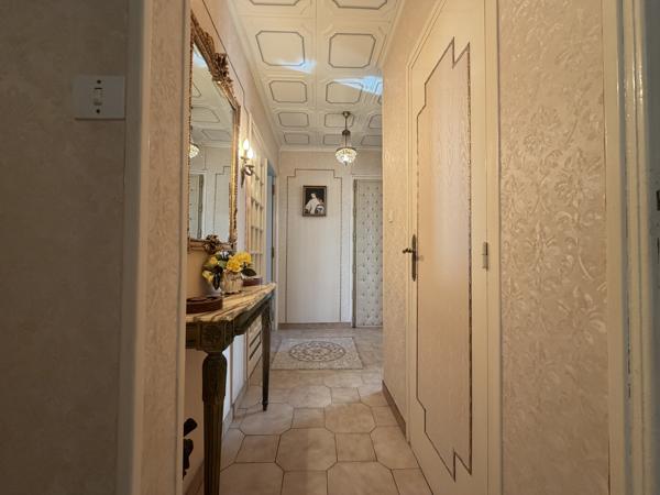 Appartement
         5 pièces
        - 81 m² 240 000 € *