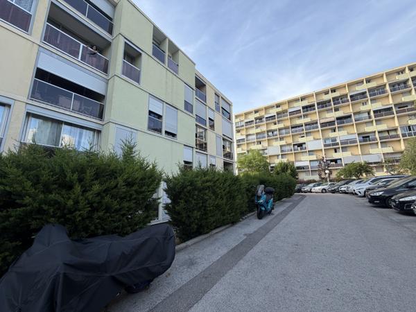 Appartement
         5 pièces
        - 81 m² 240 000 € *