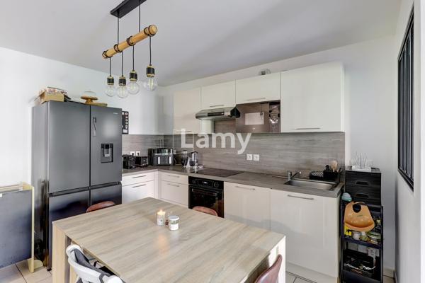 Appartement t4 de 79 m2, balcon, garage sous-terrain