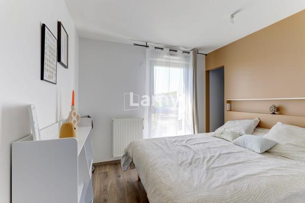 Appartement t4 de 79 m2, balcon, garage sous-terrain
