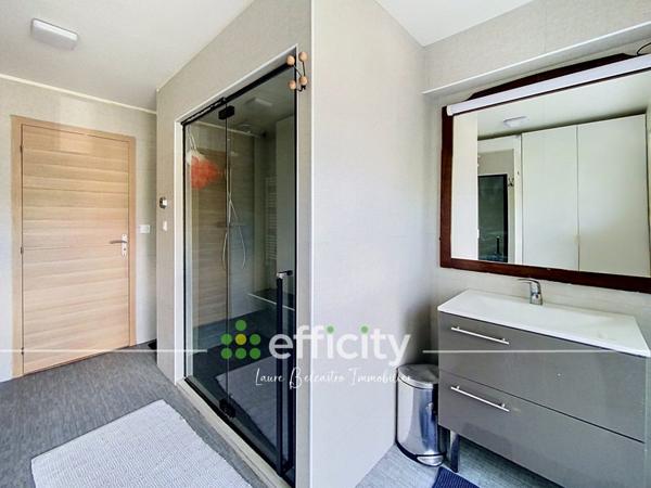 Appartement
         5 pièces
        - 110 m² 360 000 € *