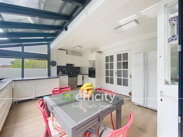 Appartement
         5 pièces
        - 110 m² 360 000 € *