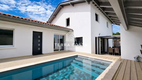 Maison familiale contemporaine avec piscine esprit patio