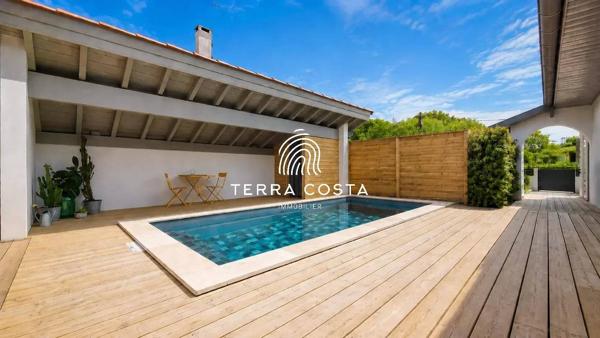 Maison familiale contemporaine avec piscine esprit patio