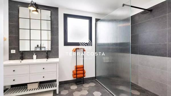 Maison familiale contemporaine avec piscine esprit patio
