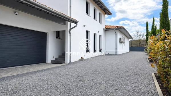 Maison familiale contemporaine avec piscine esprit patio