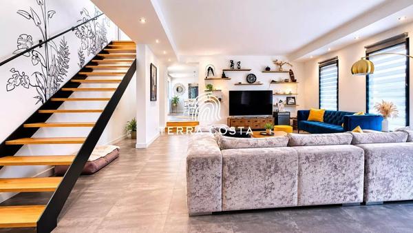Maison familiale contemporaine avec piscine esprit patio