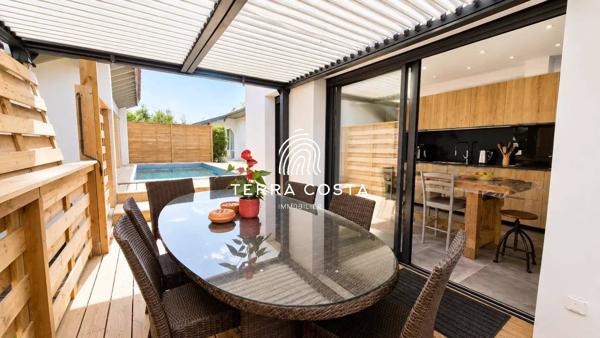 Maison familiale contemporaine avec piscine esprit patio