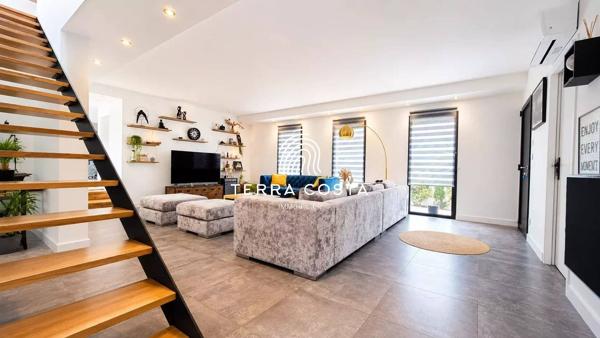 Maison familiale contemporaine avec piscine esprit patio