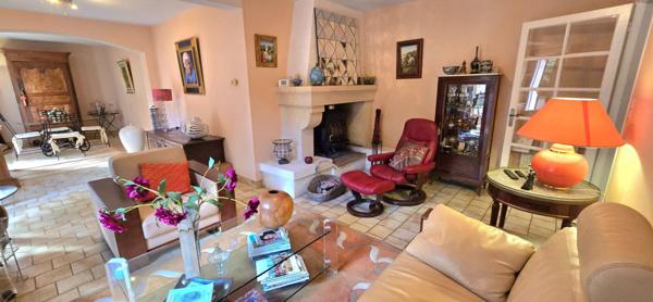 Maison de type 6,  sur un terrain de 573 m², garage privatif et jardin, sur la commune de Coulounieix Chamiers