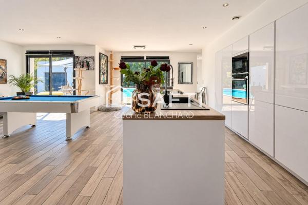 Contemporaine 4 chambres avec piscine chauffée, sauna et vue forêt