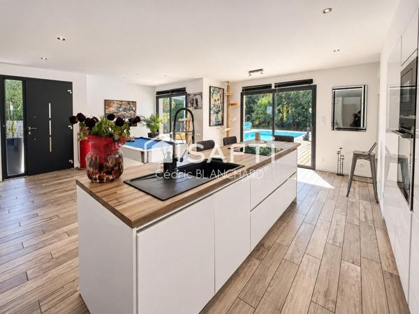 Contemporaine 4 chambres avec piscine chauffée, sauna et vue forêt