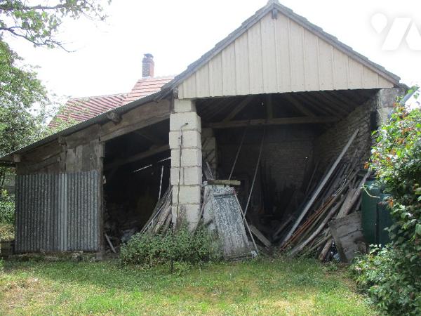 Longère et ses dépendances avec verger, propriété entièrement close avec muret en pierres