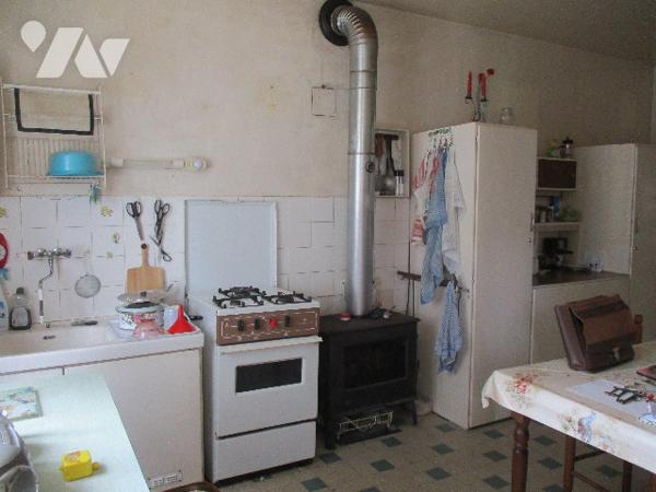 Longère et ses dépendances avec verger, propriété entièrement close avec muret en pierres