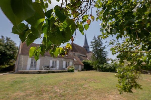 LIEUX UNIQUES ® x PROPRIÉTÉS PRIVÉES PROPOSE ANCIEN PRESBYTÈRE DE 183 M² TERRAIN DE 1608 M² - CLOYES-LES-3 RIVIÈRES (28)