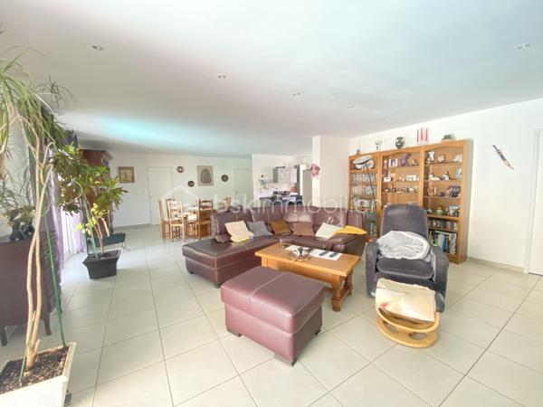 ** VISITE IMMERSIVE SUR DEMANDE ** en video

Dans un quartier recherché, au calme absolu, cette maison RT 2012 – BBC de 166 m² (189 m² au sol) sur environ 550 m² de terrain, a été pensée pour une chose : vous faire vous sentir bien, dès les premières secondes.

Dès l’entrée, vous ressentez l’espace, la lumière, la fluidité…
Un séjour de 68 m², ouvert sur une cuisine toute équipée, où se créent naturellement les moments en famille, les repas entre amis, les souvenirs qui comptent.

Ici, tout est fait pour votre confort au quotidien :
Une suite parentale d'environ 28m2, en rez-de-chaussée, avec véritable dressing et salle de bain complète (douche + baignoire balnéo + WC), et son accès direct à la terrasse.
Un second coin nuit, idéal pour les enfants, avec ses 2 chambres, placards intégrés et sa salle d'eau + WC

À l’étage, une grande pièce de 44 m² au sol, avec sa propre salle d’eau et WC : parfaite pour un ado, un espace indépendant pour recevoir famille et amis en toute intimité ou un espace de travail.

En tout, 4 chambres (possibilité 5), 3 salles d'eau.

Et pour compléter tout cela il y a les bonus qui changent vraiment la vie :
Un garage spacieux et 2 places de parking.
Dans sa continuité, une pièce réservée au bien-être avec son sauna, chez vous ! 
Une piscine à vagues 10x5 avec abris amovible, pour profiter de chaque saison, aussi bien dans l'eau que sur la grande terrasse.
Un confort moderne complet : pompe à chaleur (chauffage & rafraîchissement), poêle à bois, panneaux solaire, ballon thermodynamique, adoucisseur, aspirateur centralisé, arrosage automatique, moustiquaires sur l'ensemble des ouvertures…

À deux pas des commerces, écoles, bus et accès A7
AUCUN TRAVAUX A PREVOIR

Une maison où tout est déjà en place…
Il ne manque plus que votre histoire.
N'attendez plus, contactez moi !