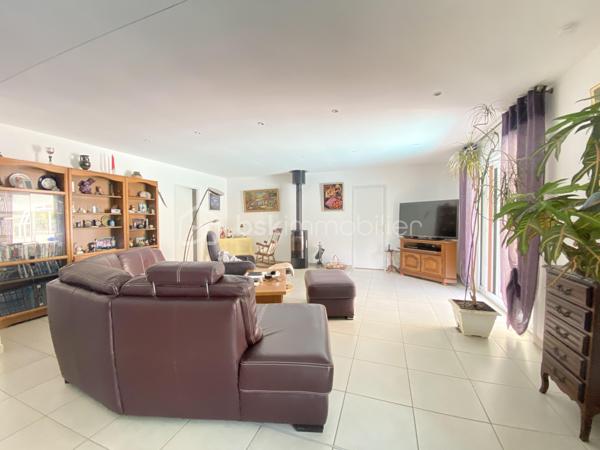 ** VISITE IMMERSIVE SUR DEMANDE ** en video

Dans un quartier recherché, au calme absolu, cette maison RT 2012 – BBC de 166 m² (189 m² au sol) sur environ 550 m² de terrain, a été pensée pour une chose : vous faire vous sentir bien, dès les premières secondes.

Dès l’entrée, vous ressentez l’espace, la lumière, la fluidité…
Un séjour de 68 m², ouvert sur une cuisine toute équipée, où se créent naturellement les moments en famille, les repas entre amis, les souvenirs qui comptent.

Ici, tout est fait pour votre confort au quotidien :
Une suite parentale d'environ 28m2, en rez-de-chaussée, avec véritable dressing et salle de bain complète (douche + baignoire balnéo + WC), et son accès direct à la terrasse.
Un second coin nuit, idéal pour les enfants, avec ses 2 chambres, placards intégrés et sa salle d'eau + WC

À l’étage, une grande pièce de 44 m² au sol, avec sa propre salle d’eau et WC : parfaite pour un ado, un espace indépendant pour recevoir famille et amis en toute intimité ou un espace de travail.

En tout, 4 chambres (possibilité 5), 3 salles d'eau.

Et pour compléter tout cela il y a les bonus qui changent vraiment la vie :
Un garage spacieux et 2 places de parking.
Dans sa continuité, une pièce réservée au bien-être avec son sauna, chez vous ! 
Une piscine à vagues 10x5 avec abris amovible, pour profiter de chaque saison, aussi bien dans l'eau que sur la grande terrasse.
Un confort moderne complet : pompe à chaleur (chauffage & rafraîchissement), poêle à bois, panneaux solaire, ballon thermodynamique, adoucisseur, aspirateur centralisé, arrosage automatique, moustiquaires sur l'ensemble des ouvertures…

À deux pas des commerces, écoles, bus et accès A7
AUCUN TRAVAUX A PREVOIR

Une maison où tout est déjà en place…
Il ne manque plus que votre histoire.
N'attendez plus, contactez moi !