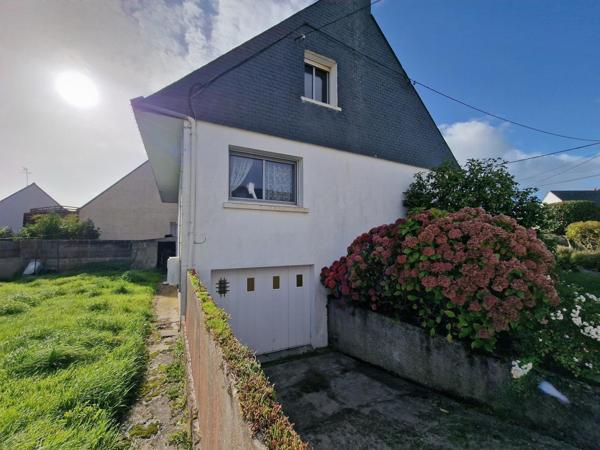 Maison 80’s, mer à 2 pas, sous-sol XXL, à réinventer !